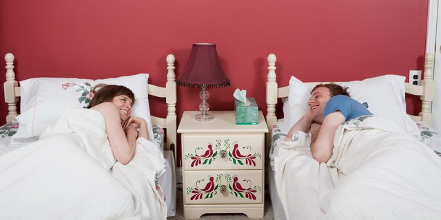 Những quy tắc trên giường ngủ của người vợ yêu chồng điên cuồng - Ảnh 2.