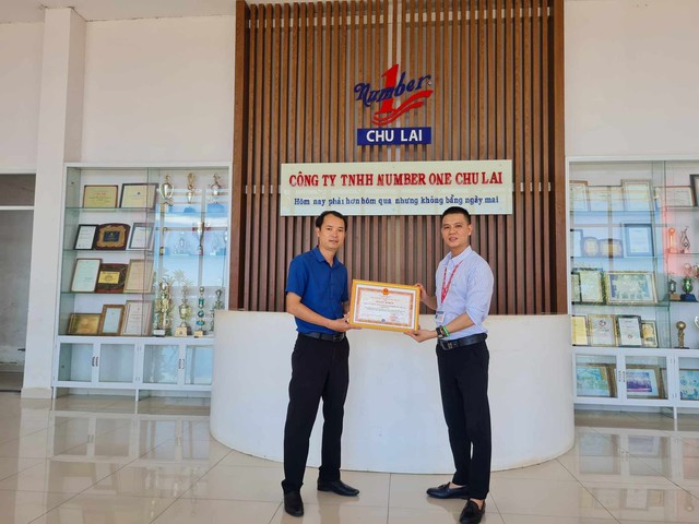 Bảo hiểm x&atilde; hội Việt Nam tặng bằng khen nh&agrave; m&aacute;y Number One Chu Lai - Ảnh 2.