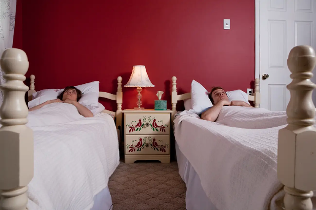 Cặp vợ chồng hạnh phúc nhưng ngủ riêng vì nhận ra giường chỉ phù hợp làm 'chuyện ấy' - Ảnh 2.
