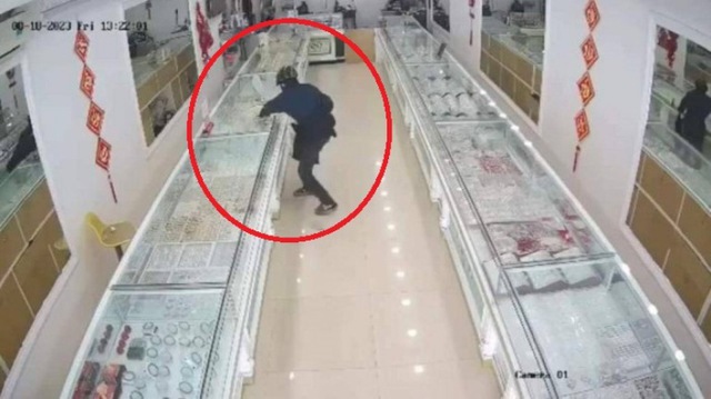 Đã bắt được đối tượng dùng súng nhựa cướp tiệm vàng ở Hưng Yên - Ảnh 1.