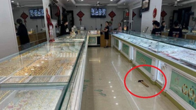 Đã bắt được đối tượng dùng súng nhựa cướp tiệm vàng ở Hưng Yên - Ảnh 2.