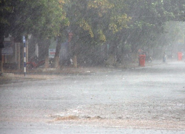 Thời tiết Hà Nội 3 ngày tới: Người dân Thủ đô có còn phải hứng chịu những cơn mưa dông về chiều? - Ảnh 2.