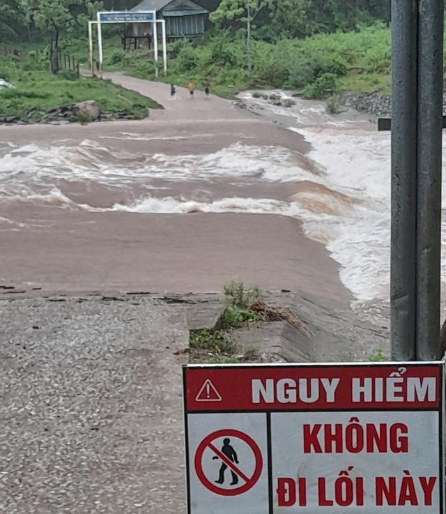 Nhiều bản làng vùng biên Quảng Bình bị chia cắt do mưa lũ - Ảnh 1.