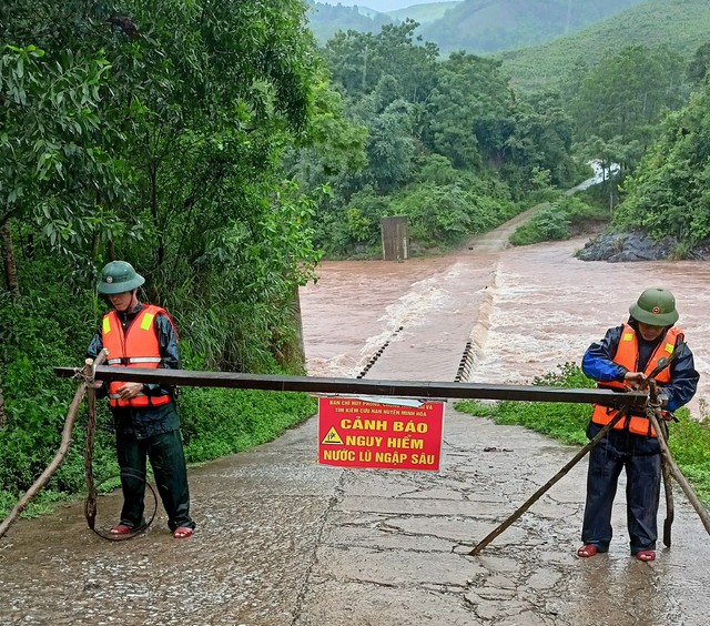 Nhiều bản làng vùng biên Quảng Bình bị chia cắt do mưa lũ - Ảnh 2.
