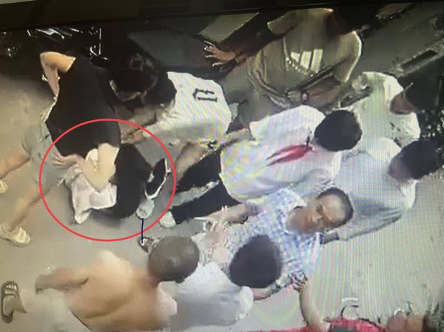 Video: Bức xúc nữ giáo viên mầm non cùng 4 người lớn hành hung nam sinh ở Hà Nội - Ảnh 2.
