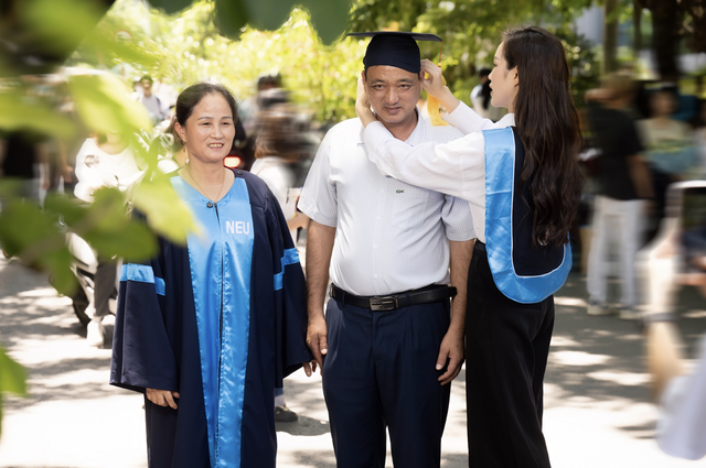 Bố mẹ Đỗ Thị Hà có mặt chúc mừng con gái tốt nghiệp cử nhân Luật đúng thời hạn - Ảnh 3.