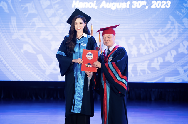 Bố mẹ Đỗ Thị Hà có mặt chúc mừng con gái tốt nghiệp cử nhân Luật đúng thời hạn - Ảnh 1.