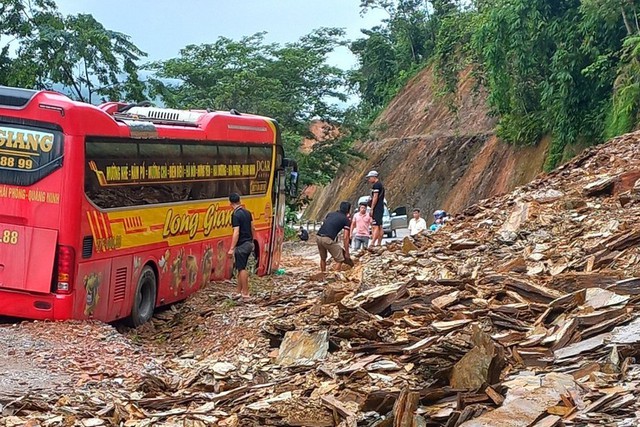 Tin sáng 6/8: Xuất hiện biến dạng địa chất, bồn chứa xăng bất ngờ &quot;đội&quot; đất, nổi như phao; lãnh đạo phủ nhận vụ sạt lở vùi hàng loạt ô tô là do xây các khu nghỉ dưỡng  - Ảnh 6.