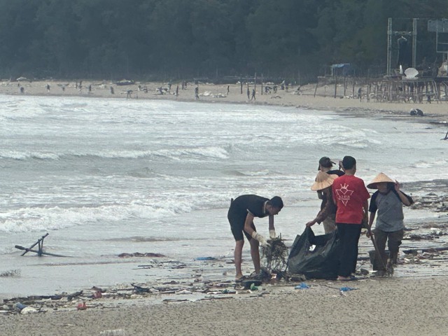 Quảng Ninh: Rác thải, phao xốp bủa vây bãi biển đẹp ở Cô Tô - Ảnh 2.