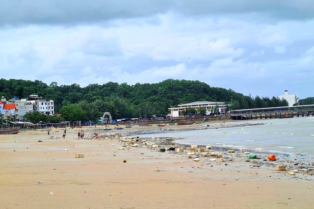 Quảng Ninh: Rác thải, phao xốp bủa vây bãi biển đẹp ở Cô Tô - Ảnh 1.