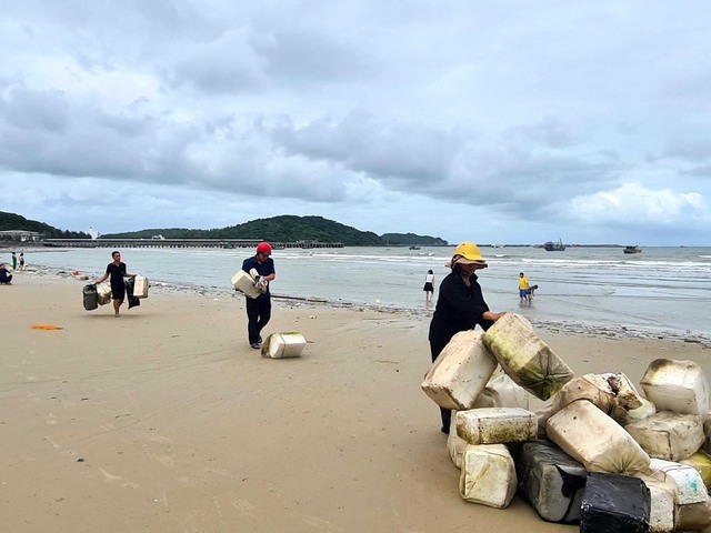 Quảng Ninh: Rác thải, phao xốp bủa vây bãi biển đẹp ở Cô Tô - Ảnh 3.