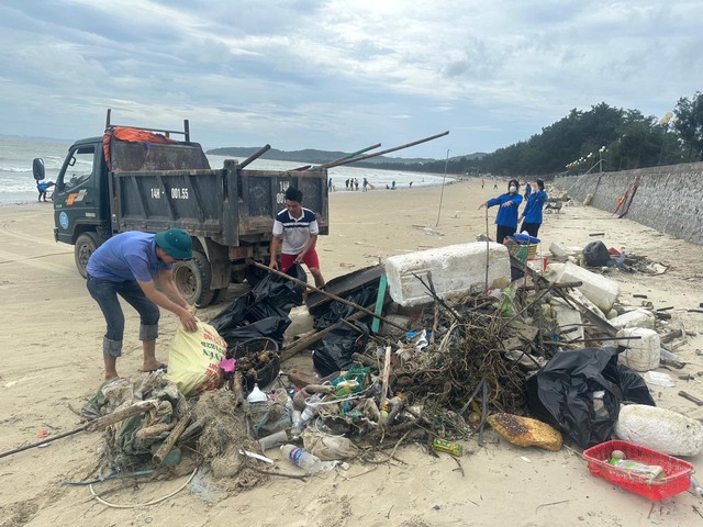 Quảng Ninh: Rác thải, phao xốp bủa vây bãi biển đẹp ở Cô Tô - Ảnh 4.