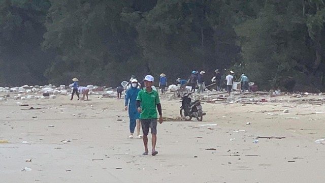 Quảng Ninh: Rác thải, phao xốp bủa vây bãi biển đẹp ở Cô Tô - Ảnh 5.