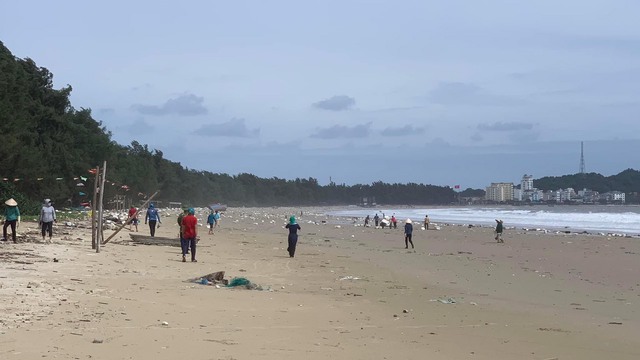 Quảng Ninh: Rác thải, phao xốp bủa vây bãi biển đẹp ở Cô Tô - Ảnh 6.