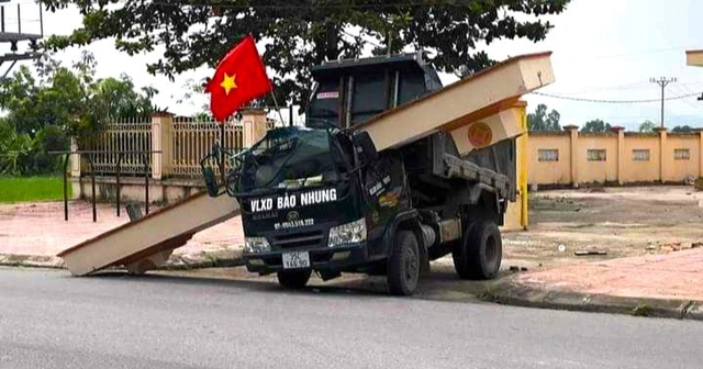 Cổng nh&agrave; văn h&oacute;a đổ đ&egrave; bẹp cabin xe tải, 2 người thương vong - Ảnh 1.