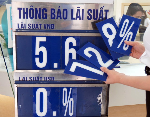 Lãi suất ngân hàng xuống 3%, có nên ôm tiền gửi tiết kiệm? - Ảnh 3.