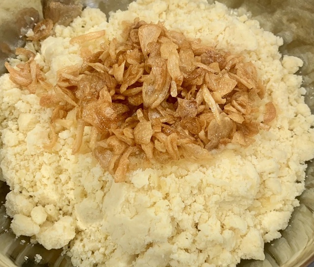 Bánh trung thu kết hợp nhân xôi xéo tạo nên loại bánh hương vị độc lạ - Ảnh 2.