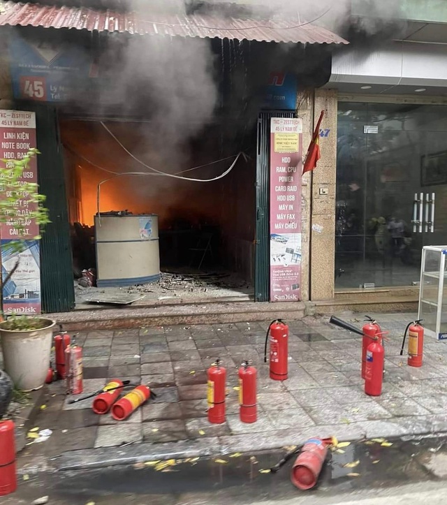 Hà Nội: Cháy ở cửa hàng máy tính trên phố Lý Nam Đế - Ảnh 1.