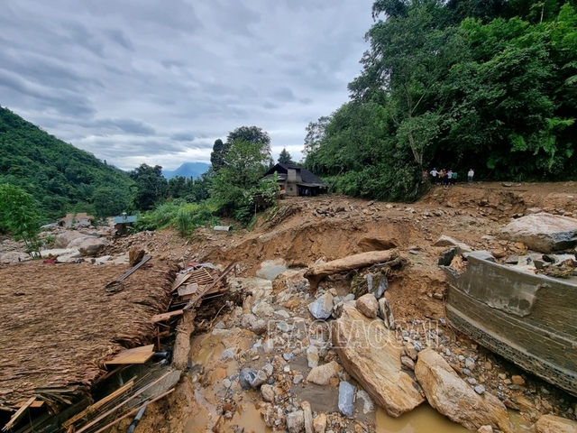 Hình ảnh hoang tàn lũ quét qua Lào Cai khiến nhiều thiệt mạng và mất tích - Ảnh 4.