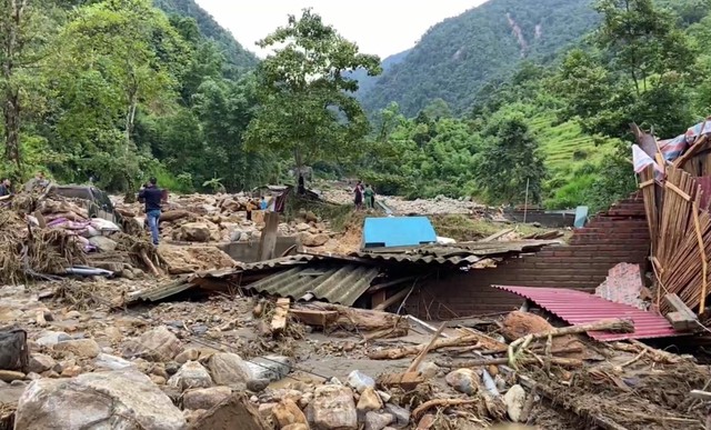 Hình ảnh hoang tàn lũ quét qua Lào Cai khiến nhiều thiệt mạng và mất tích - Ảnh 8.