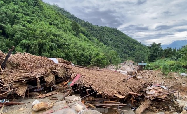 Hình ảnh hoang tàn lũ quét qua Lào Cai khiến nhiều thiệt mạng và mất tích - Ảnh 9.
