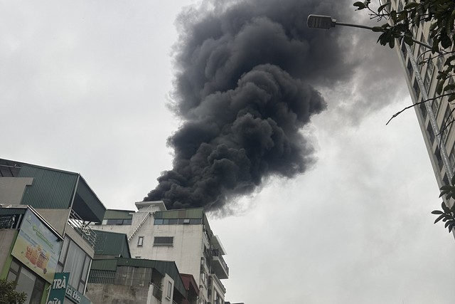 Hà Nội: Khống chế đám cháy lớn tại tòa nhà cao tầng ở Vũ Trọng Phụng - Ảnh 1.