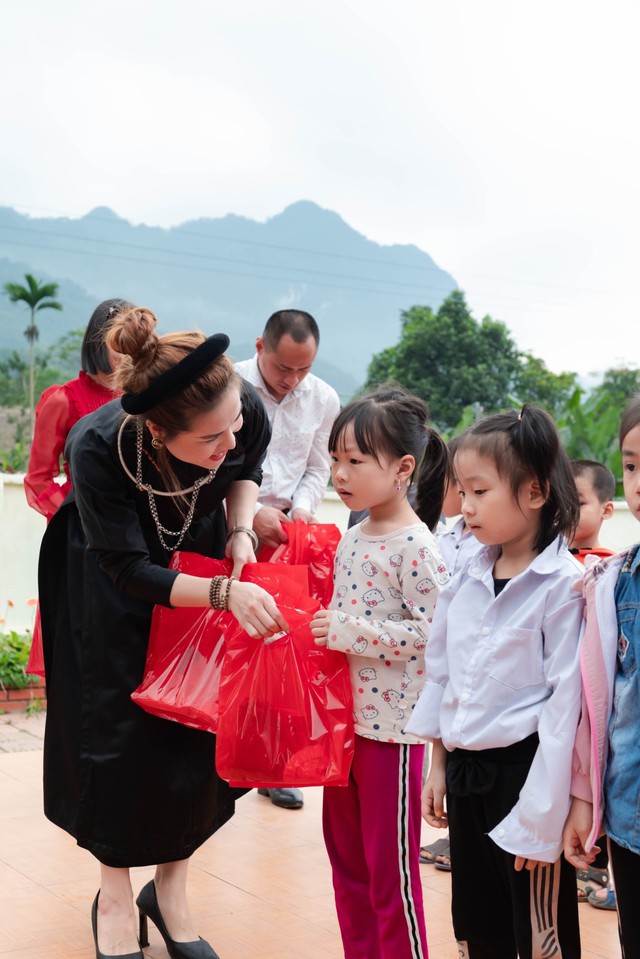 Á hậu gốc Hà Tĩnh có bằng Tiến sĩ Kinh tế: Ra mắt sách để truyền cảm hứng học tập đến mọi người - Ảnh 2.