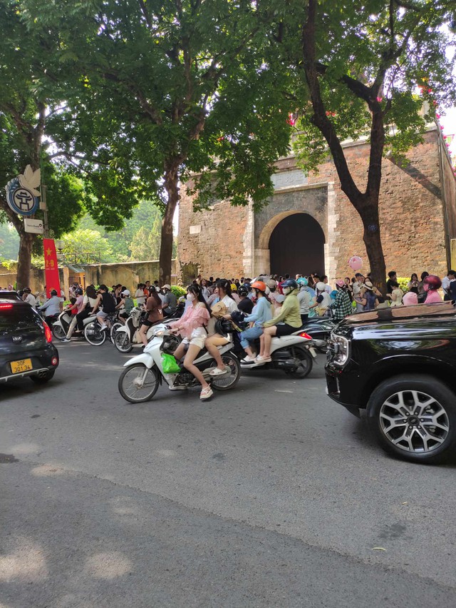 Choáng ngợp khung cảnh người người chen chân trên phố Phan Đình Phùng đón Tết Độc Lập cùng mùa thu Hà Nội - Ảnh 6.