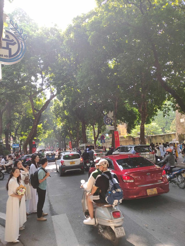 Choáng ngợp khung cảnh người người chen chân trên phố Phan Đình Phùng đón Tết Độc Lập cùng mùa thu Hà Nội - Ảnh 3.