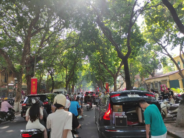 Choáng ngợp khung cảnh người người chen chân trên phố Phan Đình Phùng đón Tết Độc Lập cùng mùa thu Hà Nội - Ảnh 2.