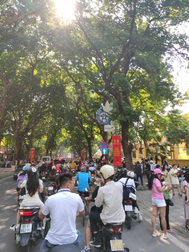 Choáng ngợp khung cảnh người người chen chân trên phố Phan Đình Phùng đón Tết Độc Lập cùng mùa thu Hà Nội - Ảnh 5.