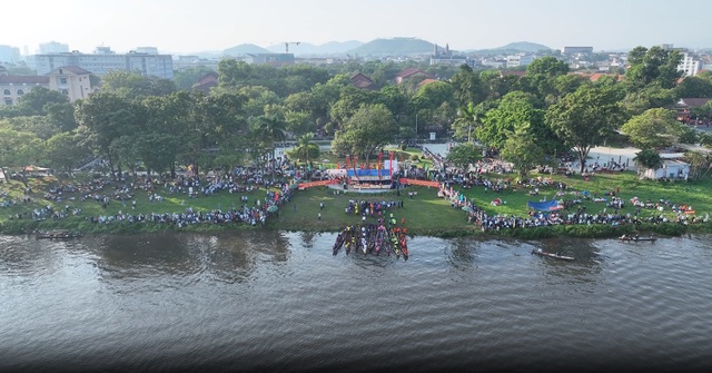 Video: Mãn nhãn lễ hội đua ghe truyền thống mừng Quốc khánh 2/9 trên sông Hương - Ảnh 1.