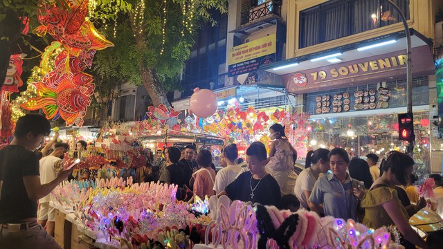 Khu phố nhiều màu sắc nhất Hà Nội người người chật cứng check-in dịp nghỉ lễ 2/9 - Ảnh 12.