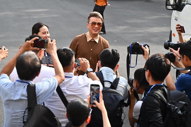 Sở hữu siêu xe 40 tỷ, vì sao Đàm Vĩnh Hưng chọn xe bình dân đến toà xét xử bị cáo Nguyễn Phương Hằng - Ảnh 6.