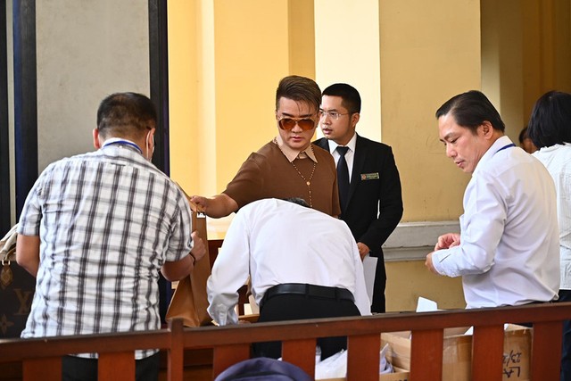 Sở hữu siêu xe 40 tỷ, vì sao Đàm Vĩnh Hưng chọn xe bình dân đến toà xét xử bị cáo Nguyễn Phương Hằng - Ảnh 8.