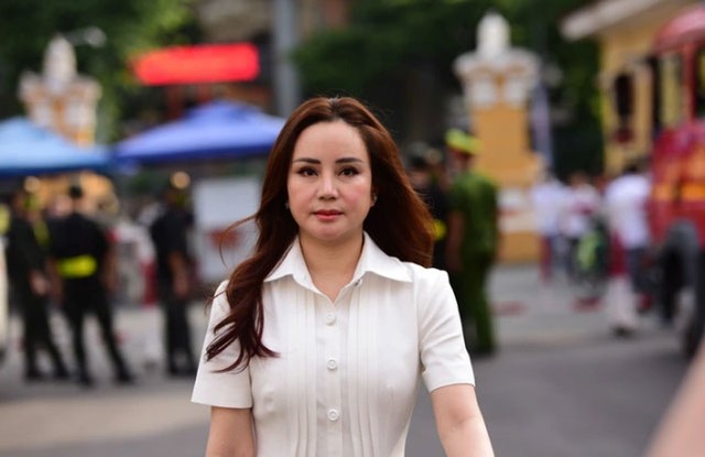 Ca sĩ Vy Oanh giản dị xuất hiện tại phiên toà xét xử Nguyễn Phương Hằng - Ảnh 2.