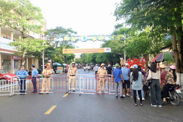 Nhiều du khách không vào được lễ hội Chọi trâu Đồ Sơn vì mua phải vé không gắn mã QR - Ảnh 4.