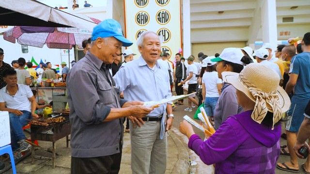 Nhiều du khách không vào được lễ hội Chọi trâu Đồ Sơn vì mua phải vé không gắn mã QR - Ảnh 2.