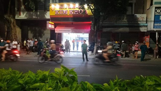 Nóng: Clip cận cảnh đôi nam nữ dùng súng cướp tiệm vàng Kim Khoa ở Khánh Hòa - Ảnh 3.
