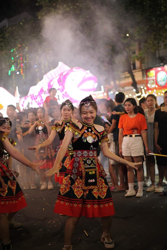 Người dân tứ xứ &quot;quẩy bay nóc nhà&quot; tại Lễ hội Trung thu lớn nhất Việt Nam - Ảnh 9.