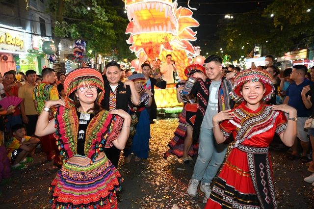 Người dân tứ xứ &quot;quẩy bay nóc nhà&quot; tại Lễ hội Trung thu lớn nhất Việt Nam - Ảnh 12.