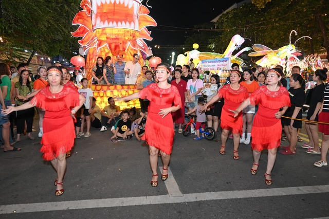 Người dân tứ xứ &quot;quẩy bay nóc nhà&quot; tại Lễ hội Trung thu lớn nhất Việt Nam - Ảnh 11.
