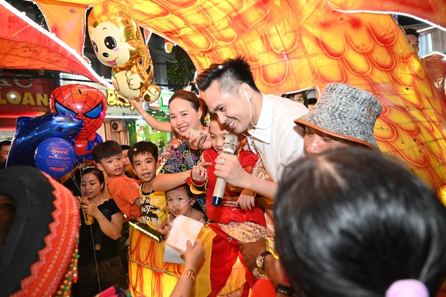 Người dân tứ xứ &quot;quẩy bay nóc nhà&quot; tại Lễ hội Trung thu lớn nhất Việt Nam - Ảnh 6.