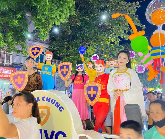 Người dân tứ xứ &quot;quẩy bay nóc nhà&quot; tại Lễ hội Trung thu lớn nhất Việt Nam - Ảnh 2.