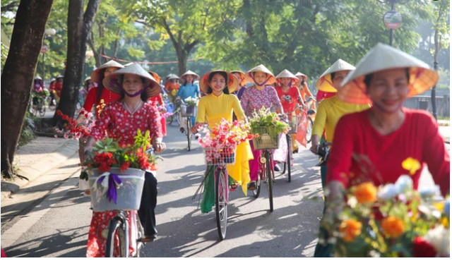 Gần 200 phụ nữ tham gia chương trình áo dài đường phố hưởng ứng Lễ hội Thành Tuyên 2023 - Ảnh 11.