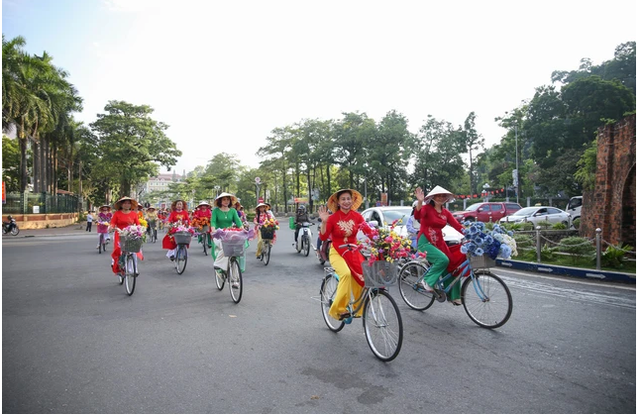 Gần 200 phụ nữ tham gia chương trình áo dài đường phố hưởng ứng Lễ hội Thành Tuyên 2023 - Ảnh 6.