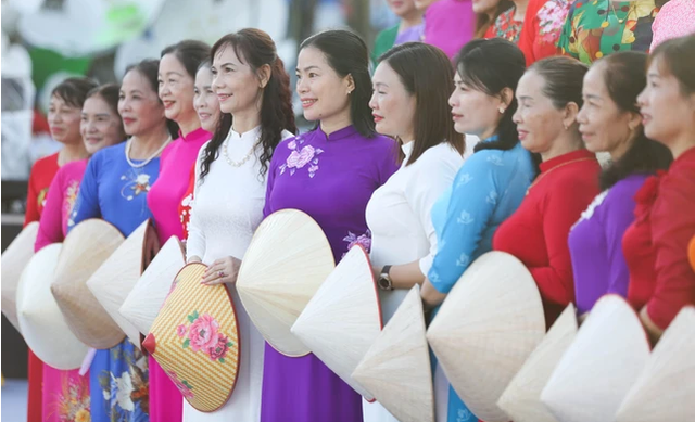 Gần 200 phụ nữ tham gia chương trình áo dài đường phố hưởng ứng Lễ hội Thành Tuyên 2023 - Ảnh 8.