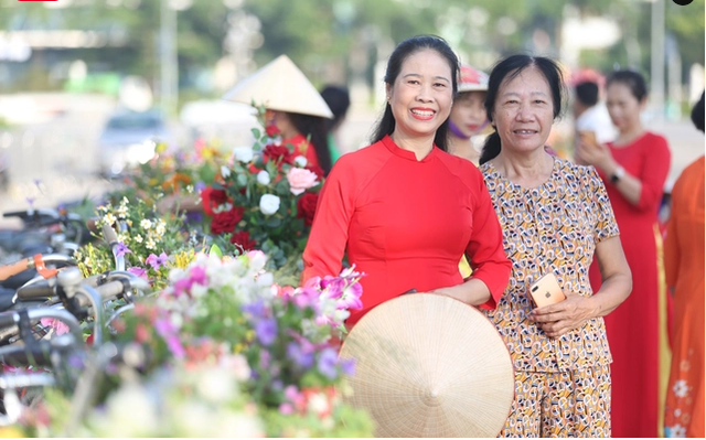 Gần 200 phụ nữ tham gia chương trình áo dài đường phố hưởng ứng Lễ hội Thành Tuyên 2023 - Ảnh 5.