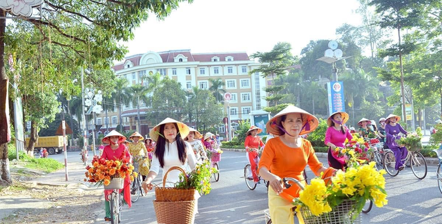 Gần 200 phụ nữ tham gia chương trình áo dài đường phố hưởng ứng Lễ hội Thành Tuyên 2023 - Ảnh 12.