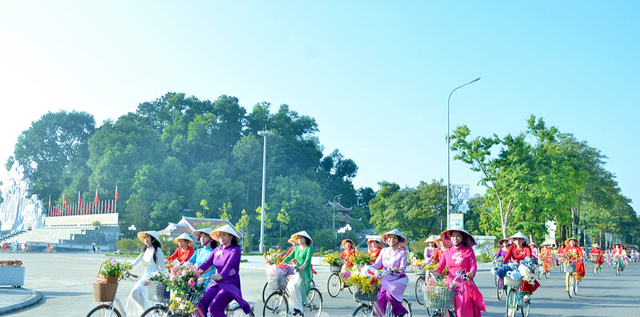 Gần 200 phụ nữ tham gia chương trình áo dài đường phố hưởng ứng Lễ hội Thành Tuyên 2023 - Ảnh 15.